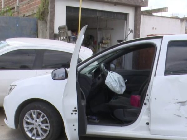 Suspeitos bateram carro durante fuga após roubo, em Campina Grande — Foto: TV Paraíba/Reprodução