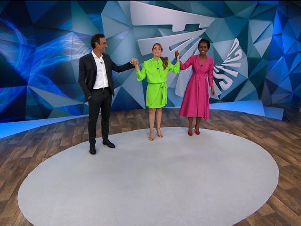 Os apresentadores se despediram de mãos dadas, desejando "boa noite" numa só voz — Foto: Reprodução/TV Globo