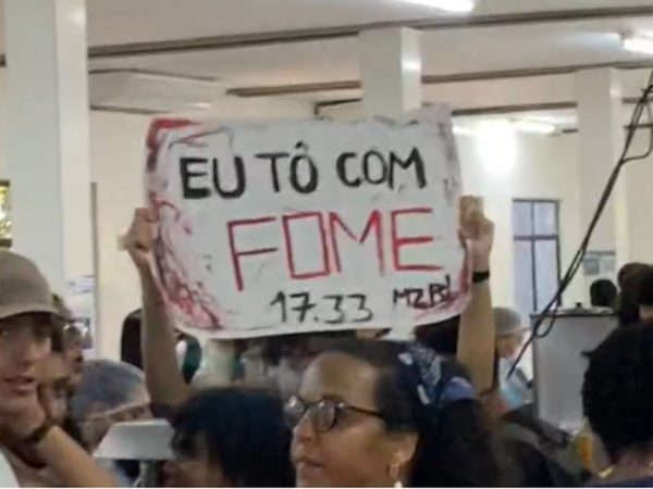 Estudantes realizam protesto na UFPB contra aumento do preço do restaurante universitário — Foto: TV Cabo Branco/Reprodução