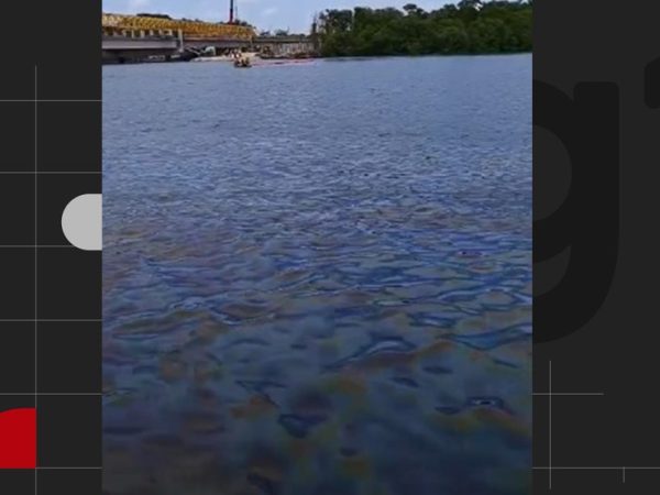 Mancha de óleo é registrada no Rio Paraíba, em Cabedelo — Foto: TV Cabo Branco