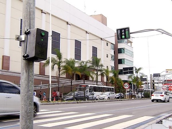 Semáforo instalado na Avenida Senador Salgado Filho dividiu opiniões entre motoristas e pedestres — Foto: Reprodução/Inter TV Cabugi.