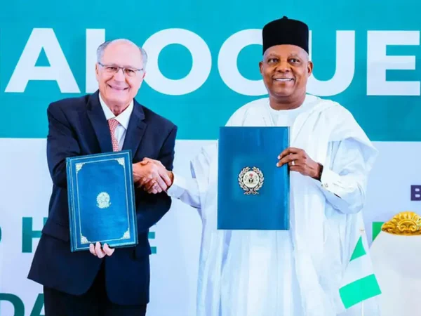 Nigéria, 24/06/2025 - O vice-presidente e ministro do Desenvolvimento, Indústria, Comércio e Serviços (MDIC), Geraldo Alckmin, assinou uma série de acordos que ampliam a parceria entre Brasil e Nigéria em áreas estratégicas como defesa, segurança, comércio, energia, agricultura e cultura, durante a 2ª Sessão do Mecanismo de Diálogo Estratégico Brasil-Nigéria. Foto: MDIC/Divulgação