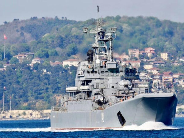 Navio militar russo Novocherkassk transita pelo Mar Mediterrâneo perto de Istambul, na Turquia 05/05/2021 REUTERS/Yoruk Isik
© Thomson Reuters