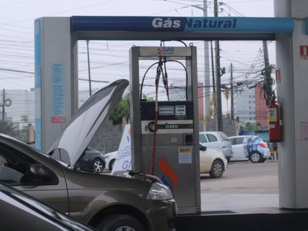 Abastecimento de veículo a gás natural veicular (GNV), em Manaus — Foto: Laísa Maida/Cigás