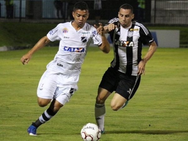 Erivelton disputa bola com jogador do Figueirense em Natal - Andrei Torres / ABC FC