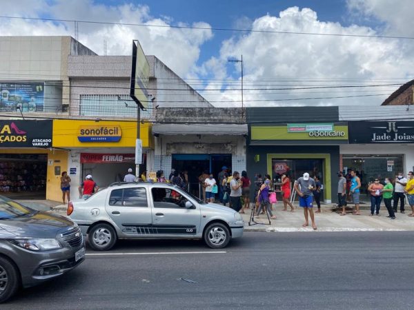 Fila segue pela calçada nesta quinta-feira (8) em loteria de Abreu e Lima, no Grande Recife, onde foi feita aposta que levou prêmio de R$ 103 milhões — Foto: Anderson Morais/TV Globo