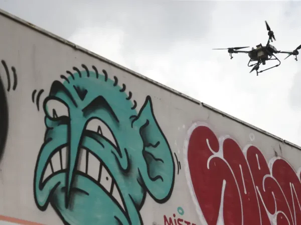 São Paulo (SP) 05/03/2024 - Agentes de saude da cidade de São Paulo em ação com drone em prédios abandonados, à procura de focos do mosquito transmissor. Foto: Paulo Pinto/Agência Brasil
