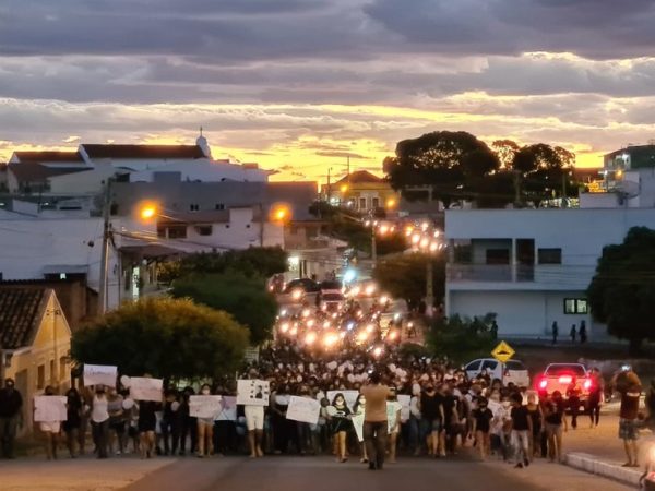 População de Acari vai às ruas para pedir justiça após morte do garoto Nathan Pablo Félix — Foto: TV Social Mídia