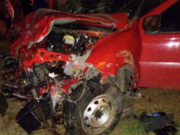 Vítimas ocupavam duas pick ups Fiat Strada de cor vermelha; carros ficaram destruídos  (Foto: PM/Divulgação)