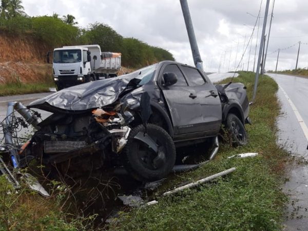 Motorista e passageiro da caminhonete tiveram apenas ferimentos leves, de acordo com o CPRE.  — Foto: Redes Sociais