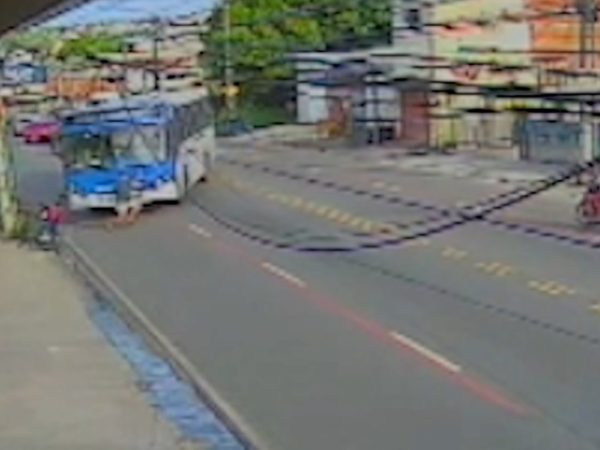 Momento em que motorista de ônibus atropela motociclista, no Cuiá, em João Pessoa — Foto: Reprodução/TV Cabo Branco