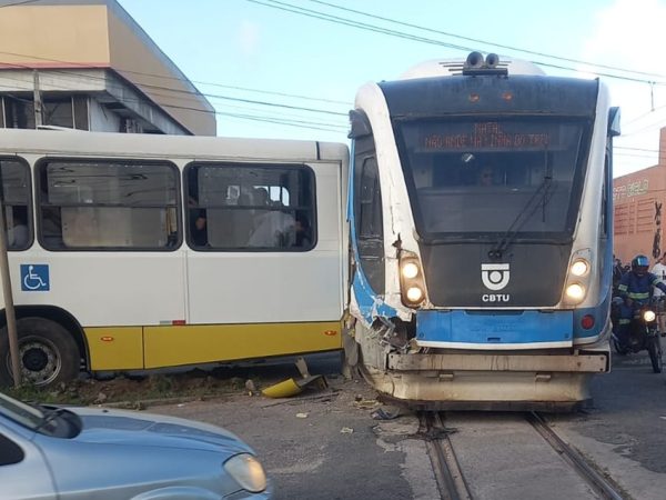 Trem atingiu traseira de ônibus em passagemde nível na avenida Nevaldo Rocha, em Natal — Foto: Redes sociais