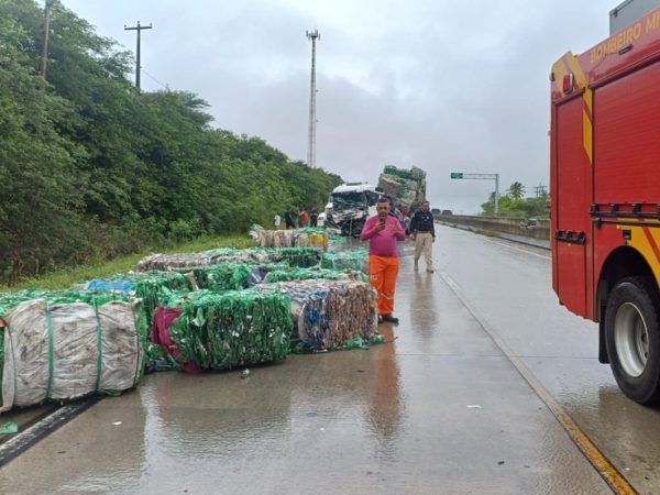 Uma das carretas transportava carga com material reciclável — Foto: Cedida