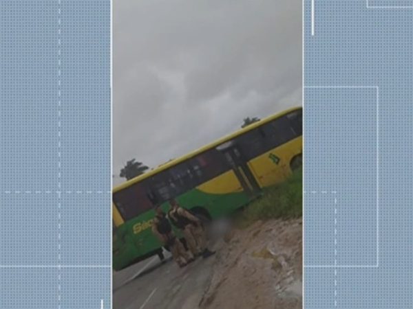 Idoso estava em parada de ônibus quando foi atingido por ônibus — Foto: Reprodução/TV Paraíba