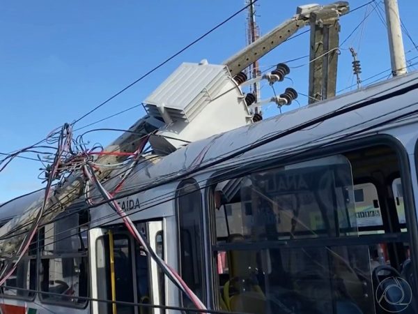 Poste cai em cima do teto de ônibus na principal do Bancários, em João Pessoa — Foto: Reprodução/TV Cabo Branco