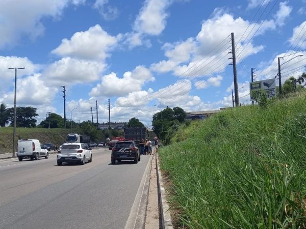 Motorista de caminhão tenta evitar acidente e colide com motociclista, na BR-230, em João Pessoa — Foto: Silvia Torres/TV Cabo Branco