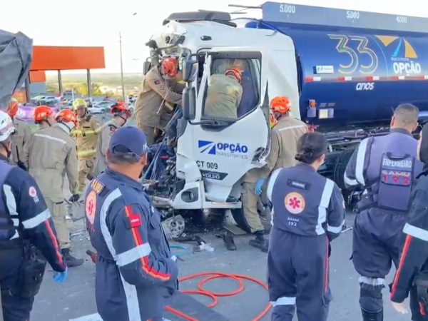 Motorista de caminhão-tanque ficou preso às ferragens após colidir com carreta — Foto: Flávio Fernandes/TV Cabo Branco