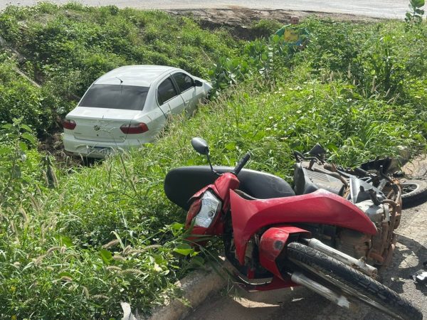 Carro caiu em vala após colisão em Mossoró — Foto: Iara Nóbrega/Inter TV Costa Branca