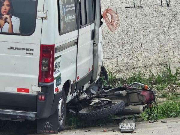 Acidente deixa mototáxi morto e outros feridos na Avenida Manoel Tavares, em Campina Grande — Foto: Ademar Trigueiro/TV Paraíba