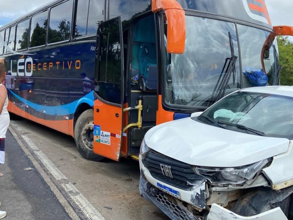 Acidente entre ônibus com torcedores do Santa Cruz e mais dois veículos deixa feridos na Paraíba — Foto: Flávio Fernandes/TV Cabo Branco