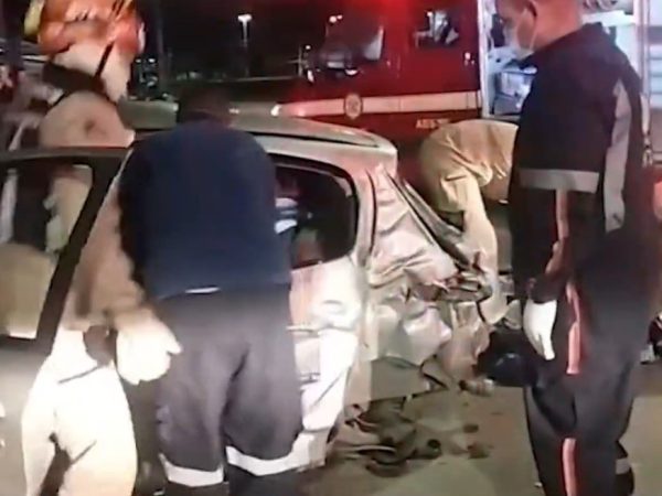 Criança e três mulheres ficam feridas após carro em que estavam bater em muro, em João Pessoa — Foto: Reprodução / TV Cabo Branco