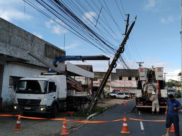 Poste atingido por veículo no estado da Paraíba — Foto: Reprodução/Energisa Paraíba