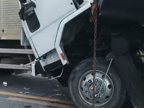 Por conta do acidente, óleo de um dos caminhões vazou na pista; ocorrido envolveu 5 veículos e deixou feridos — Foto: Reprodução/TV Cabo Branco