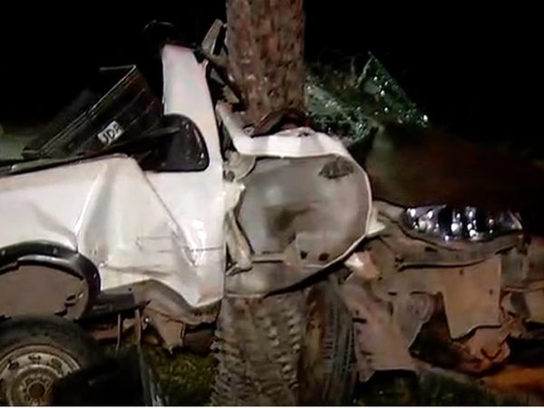 Carro ficou destruído após ser atingido na traseira e arremessado contra palmeira; motorista morreu na hora. — Foto: Reprodução/Inter TV Cabugi