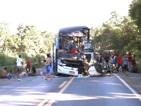 Ônibus e carreta se envolvem em acidente grave e deixam mortos e feridos na BR-020 (Foto: PM-DF/Divulgação)