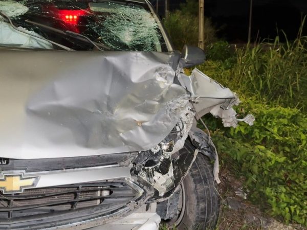 acidente-pb-008-jp Mulher morre e homem fica ferido após carro invadir a contramão e atingir motocicleta na PB-008, em João Pessoa — Foto: Flávio Fernandes/TV Cabo Branco