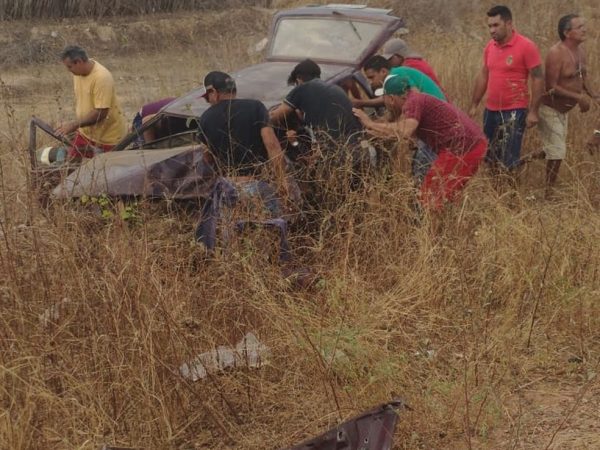 Pessoas tentam ajudar vítimas de acidente na RN-015 em Baraúna, no Oeste potiguar — Foto: Redes sociais