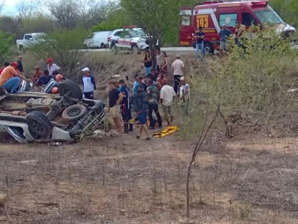 Capotamento deixa uma pessoa morta e várias outras feridas no Sertão da PB — Foto: Reprodução/TV Paraíba