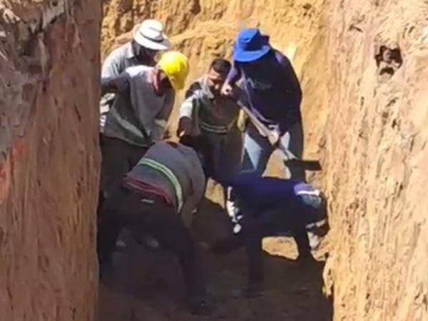 Trabalhadores cavam terra para resgatar colega soterrado em obra de João Pessoa — Foto: TV Cabo Branco/Reprodução