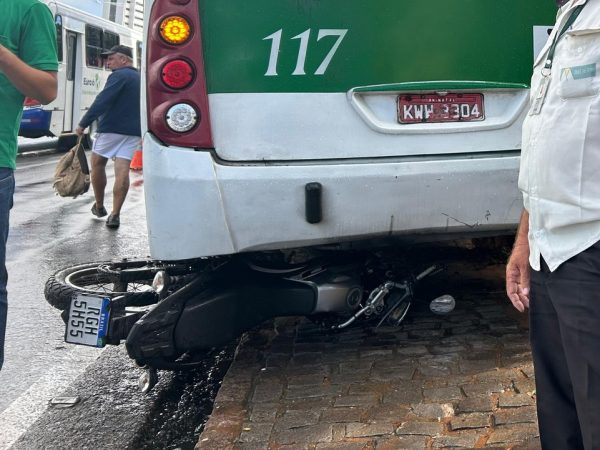 Moto presa embaixo de ônibus em Natal — Foto: Stephany Souza/Inter TV Cabugi