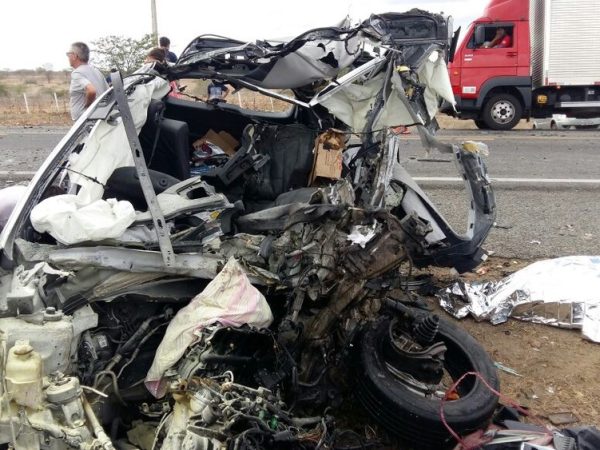 Acidente entre carro e ônibus deixou casal morto na BR-230, próximo a Soledade, na Paraíba (Foto: Jackson Rondineli/TV Paraíba)