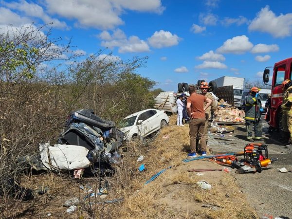 Acidente na BR-230 deixa cinco mortos e outros feridos, em Soledade — Foto: Ademar Trigueiro/TV Paraíba