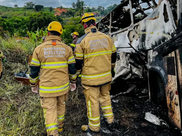 Brasília (DF) 21/12/2024 - Acidente envolvendo  ônibus que vinha de São Paulo, durante o trajeto, o ônibus estourou o pneu e o motorista perdeu o controle da direção batendo contra uma carreta, na BR 116, Km 286, na localidade de Lajinha, em Teófilo Otoni.
Foto: Corpo de bombeiros Militar/MG