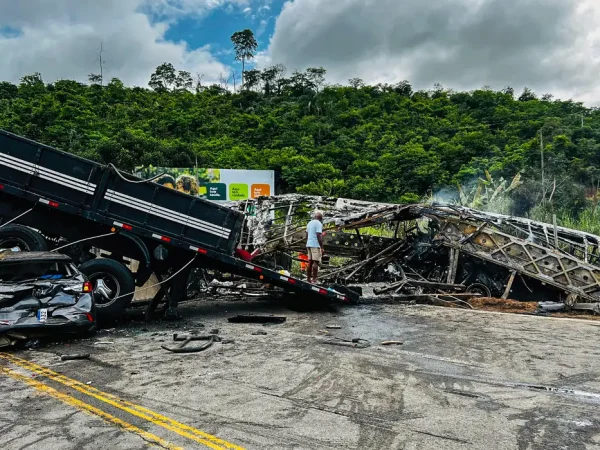 Brasília (DF) 21/12/2024 - Acidente envolvendo  ônibus que vinha de São Paulo, durante o trajeto, o ônibus estourou o pneu e o motorista perdeu o controle da direção batendo contra uma carreta, na BR 116, Km 286, na localidade de Lajinha, em Teófilo Otoni.
Foto: Corpo de bombeiros Militar/MG
