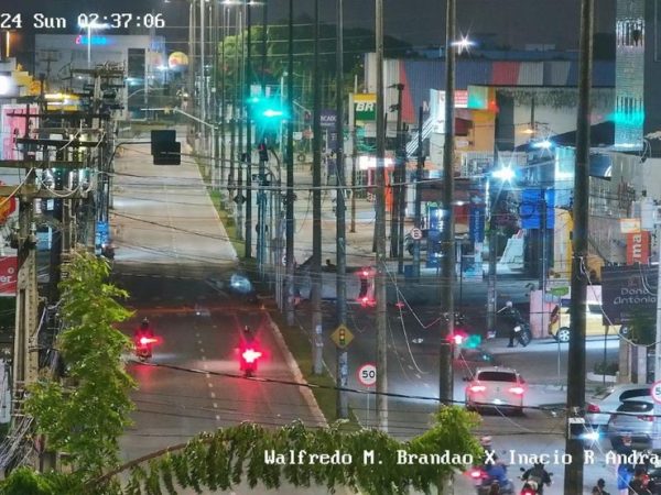 Câmeras da Semob-JP flagram momento em que homem sai do carro capotado — Foto: Semob-JP/Reprodução