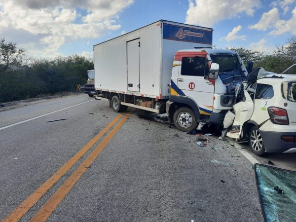Homem que conduzia carro modelo Spin morreu no local ao bater de frente com caminhão. — Foto: Cedida