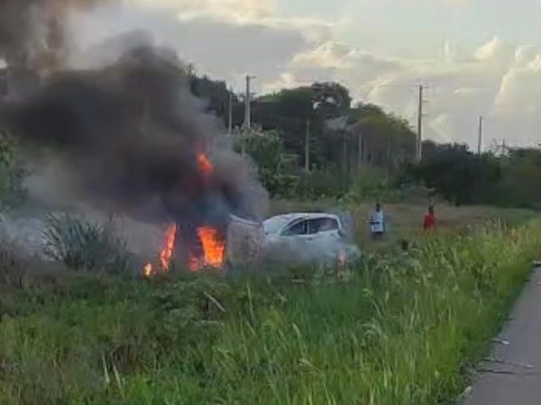 Jogador do ABC e esposa se ferem em acidente com carro em chamas na BR-101 — Foto: Reprodução