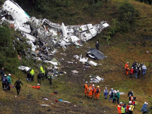 A ação civil pública também pede a condenação dos responsáveis pela queda do avião — Foto: © REUTERS