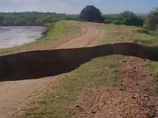 Açude se rompeu na zona rural de Cruzeta, RN — Foto: Reprodução