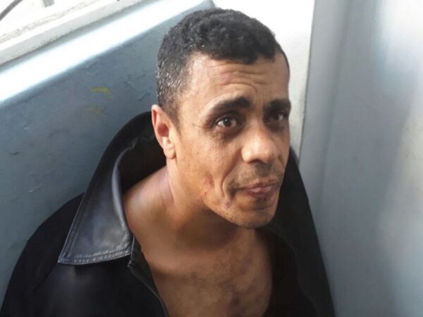 PF confirmou que o homem suspeito de ter esfaqueado o candidato Jair Bolsonaro, Adélio Bispo de Oliveira, de 40 anos, foi detido por populares e seguranças e conduzido por policiais federais para a Delegacia da Polícia Federal em Juiz de Fora.