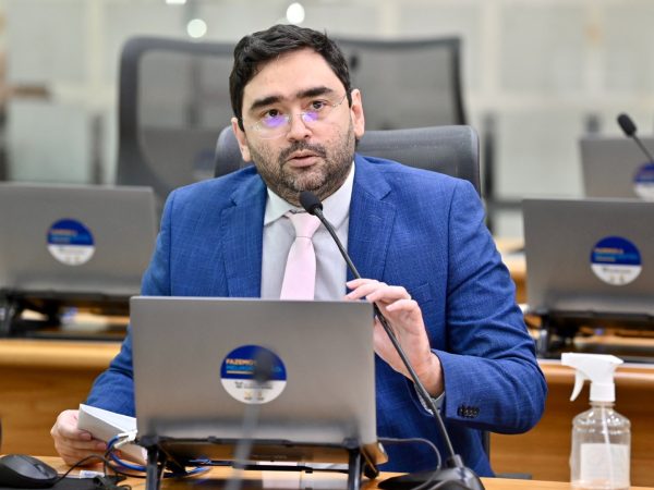 A homenagem ocorreu durante a sessão plenária desta terça (8), quando o deputado apresentou moção de pesar. — Foto: João Gilberto