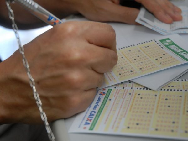 Mega-Sena paga R$ 2 milhões neste sábado