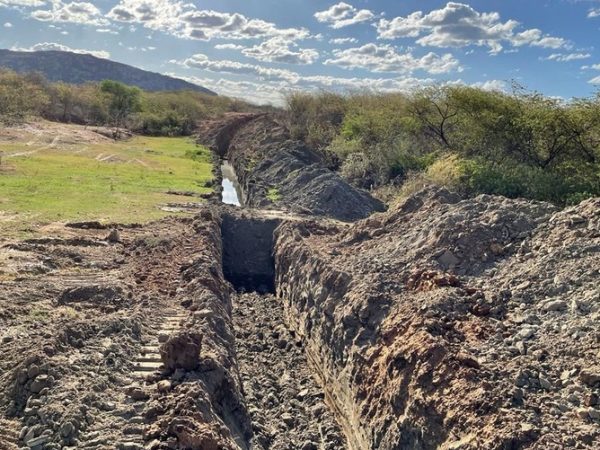 Na cidade de Jucurutu, a 250 quilômetros da capital Natal, foram iniciados os assentamentos dos tubos, a partir de escavações já realizadas. — Foto: Divulgação