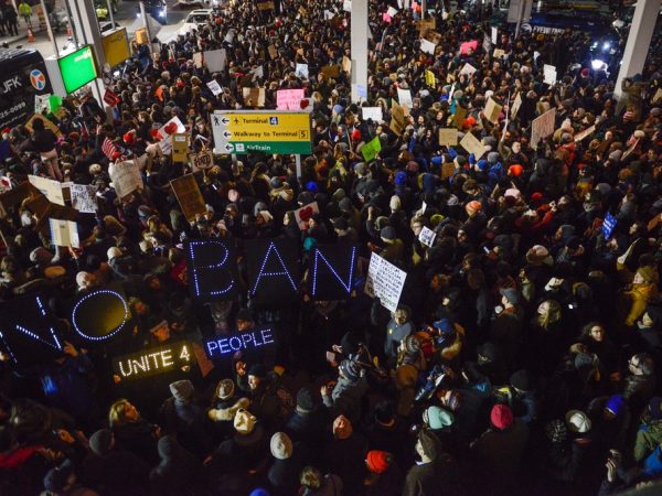 Manifestantes no aeroporto John F. Kennedy, em Nova York (Foto: STEPHANIE KEITH / GETTY IMAGES NORTH AMERICA / AFP)