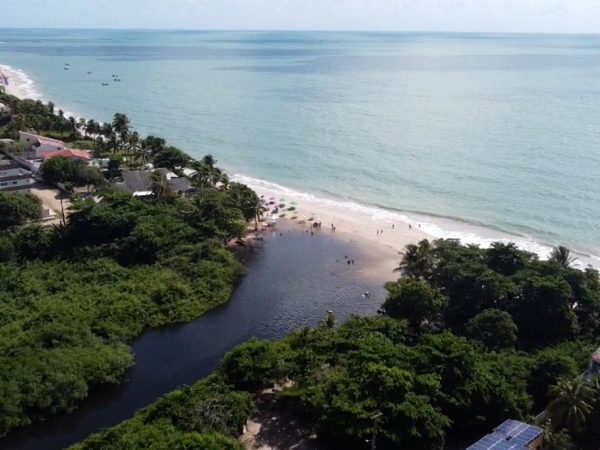 Encontro do rio com o mar em Jacumã, praia de Conde — Foto: TV Cabo Branco/Reprodução