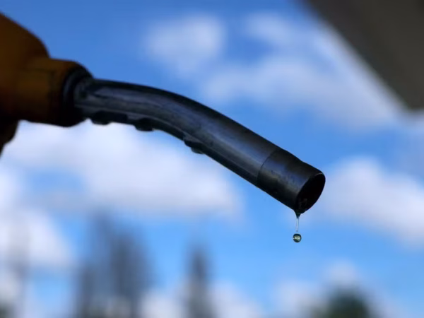 Uma gota de gasolina cai do bico de uma bomba de combustível em um posto de gasolina em Vélizy-Villacoublay, perto de Paris. — Foto: Alain Jocard/AFP